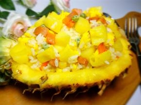 超有颜值菠萝饭就做好了。这色泽看着就已经让人很有食欲。空气中菠萝的香味更是让人忍不住想要大快朵颐。