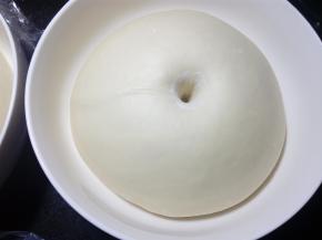 发到约两倍大，用手指沾面粉戳个洞，不塌陷不回缩即可。