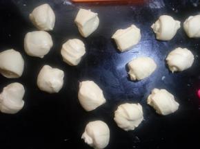 倒出面团，轻拍排气。平均分成16份。