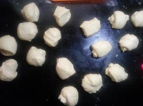 倒出面团，轻拍排气。平均分成16份。