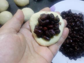 然后包入蜜豆或自已喜欢的馅。