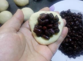 然后包入蜜豆或自已喜欢的馅。