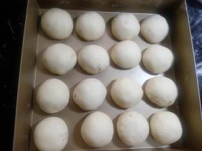 排在模具中，进行二次发酵，现在天气比较热了，把模具置于密闭空间或盖上保鲜膜室温发酵即可，也可以放发酵箱以35°二发。