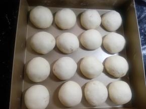 排在模具中，进行二次发酵，现在天气比较热了，把模具置于密闭空间或盖上保鲜膜室温发酵即可，也可以放发酵箱以35°二发。