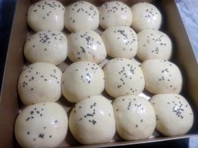 二发快结束时，开始以180°开始预热烤箱。可以刷上蛋液，会上色更好看。也可以出炉后刷黄油，看起来会更有光泽感。
这时可以撒椰蓉或芝麻来装饰好。