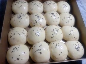 二发快结束时，开始以180°开始预热烤箱。可以刷上蛋液，会上色更好看。也可以出炉后刷黄油，看起来会更有光泽感。
这时可以撒椰蓉或芝麻来装饰好。