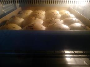 放入预热好的烤箱中，以180度烤20分钟左右。