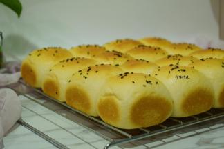 放入预热好的烤箱中，以180度烤20分钟左右。