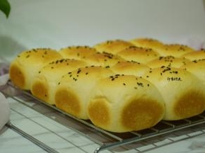 放入预热好的烤箱中，以180度烤20分钟左右。