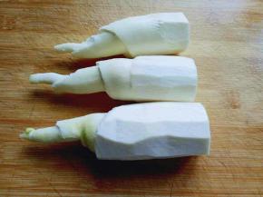 将茭白去皮，洗干净。