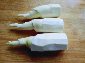 将茭白去皮，洗干净。