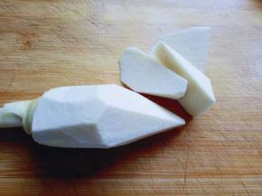 切菱形块，也就是滚刀切。3个茭白依次切完。