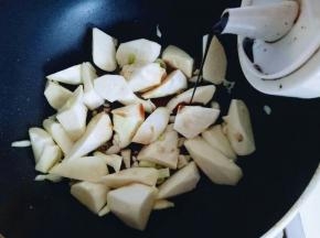 滴入老抽和耗油。