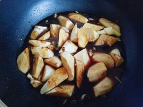 加入水，不需要加太多水，盖上盖子将茭白烧熟。