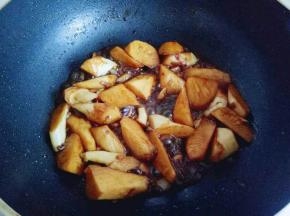 茭白熟后大火收汁即可。