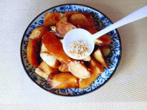 装盘，撒上少许熟白芝麻就可以开吃啦！