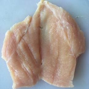将鸡胸肉从中间片成两片，不切断。
