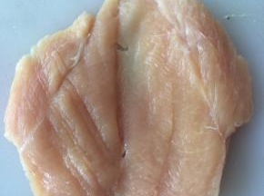 将鸡胸肉从中间片成两片，不切断。