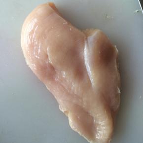 准备一块鸡胸肉，切去筋膜。