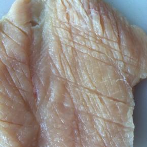 用刀背轻敲鸡肉，使之松散。
放入碗中，用料酒、盐、生抽、胡椒粉腌制2小时。