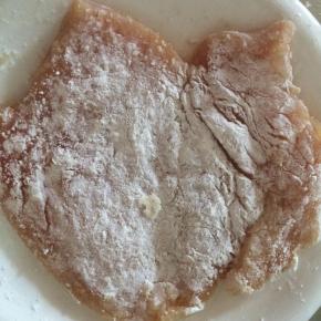 将腌制好的鸡胸肉两面裹上干淀粉。