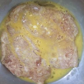 再裹上鸡蛋液。