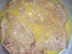 再裹上鸡蛋液。