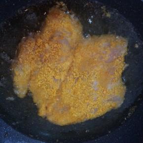 锅内倒入适量食用油，油温5成热时，放入鸡肉，中小火炸至两面金黄，鸡肉熟透即可。