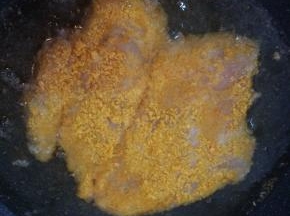 锅内倒入适量食用油，油温5成热时，放入鸡肉，中小火炸至两面金黄，鸡肉熟透即可。