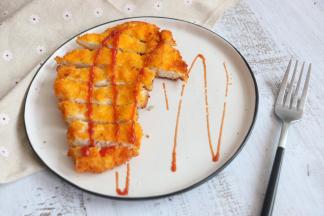 炸好的鸡胸肉切块，可以蘸一些番茄酱食用，味道更棒。