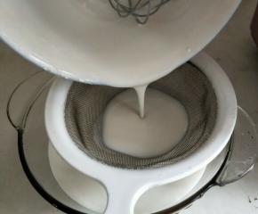 发酵面团等待的时间，可以制作麻薯。所有麻薯材料混合搅拌均匀，过筛一遍。