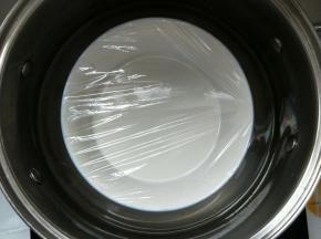 盖上保鲜膜大火蒸25分钟。
