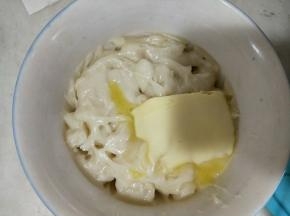 待稍微冷却后加入黄油揉匀。