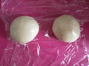 面团分2份滚圆静置10分钟。