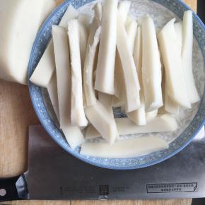 饵块切丝，粗细看个人喜好，我喜欢嚼着扎实糯糯的口感，因此切地比较粗