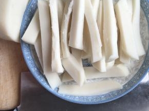 饵块切丝，粗细看个人喜好，我喜欢嚼着扎实糯糯的口感，因此切地比较粗