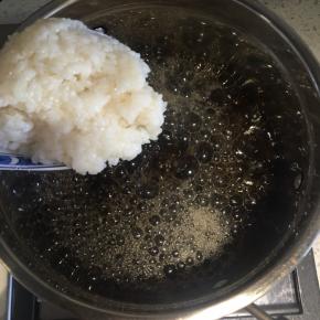 红糖煮化以后加入甜酒酿