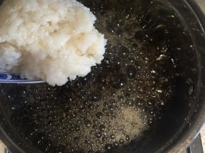 红糖煮化以后加入甜酒酿