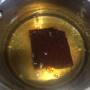 烧半锅热水，水开后加入红糖