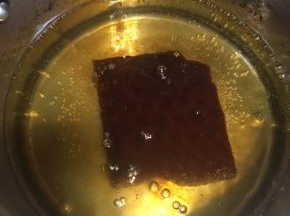 烧半锅热水，水开后加入红糖