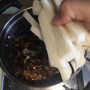 放入切好的饵块丝