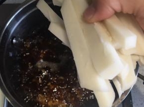 放入切好的饵块丝
