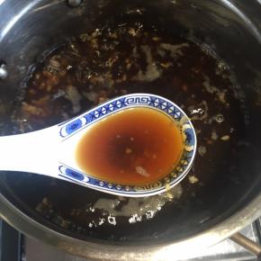 把甜酒酿搅拌一下煮散开