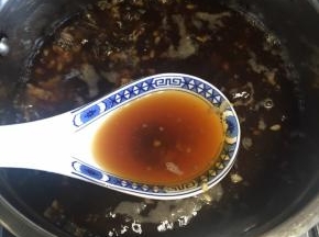 把甜酒酿搅拌一下煮散开