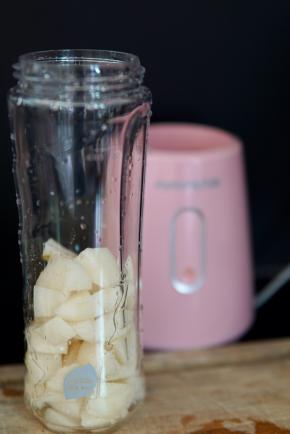 料理杯清洗消毒干净，放入梨子