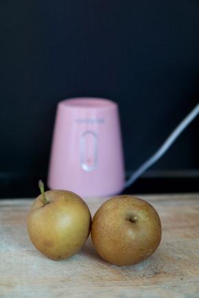 准备好两个梨子（可以替换成任何你喜欢的，但是最好是糖份没那么高的）