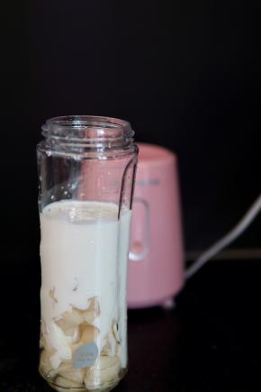 倒入适量酸奶（我选的是自制的无糖酸奶，没有市售的也可以）