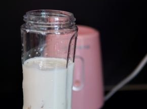 倒入适量酸奶（我选的是自制的无糖酸奶，没有市售的也可以）