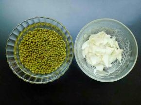 绿豆和干百合淘干净，浸泡两个小时以上