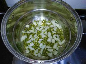 锅里放入半锅水，放入浸泡后的绿豆和百合